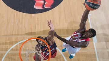 Othello Hunter,ante el Barcelona.