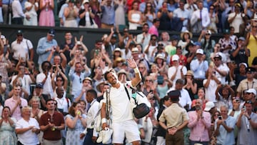Fabio Fognini se despide del público de Wimbledon.