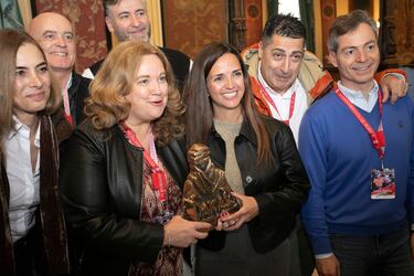 La alcaldesa de Burgos, Cristina Ayala (i) y la ganadora del Rally Dakar 2024, Cristina Gutiérrez (d), durante el homenaje. El Ayuntamiento de Burgos ha homenajeado a la piloto burgalesa Cristina Gutiérrez para recordar su triunfo en la última edición del Rally Dakar en la categoría ‘Challenger’, convirtiéndose en la segunda mujer en obtener el triunfo a nivel internacional.
