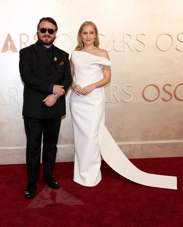 Brady Corbet y Mona Fastvold posan en la alfombra roja del Dolby Theatre.