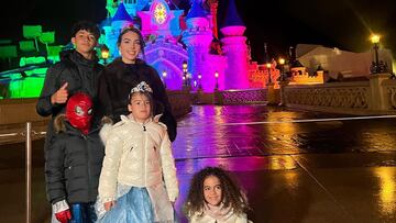 Las vacaciones de Georgina sin Cristiano en Disneyland