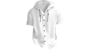 Esta es la camisa de lino con capucha ligera, transpirable y perfecta para combatir los días calurosos