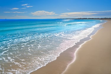 De arena fina y aguas tranquilas es una de las mejores playas para disfrutar del baño. Está ubicada en un paraje lleno de dunas y vegetación, lo que hace que la Playa de Pinedo se encuentro dentro de las 10 mejores de toda Valencia.