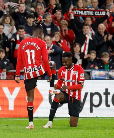 Nico Williams del Athletic de Bilbao celebra su gol el segundo para el Athletic con su hermano Iñaki Williams.