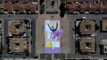 Esta obra pintada por el artista español Sbah muestra el deseo humano de elevarse, volar y dejarse llevar por la imaginación. Este mural fue creado en mayo de 2024 y está ubicado en la Plaza Fuensanta, en Santiago de la Ribera, Murcia, España. 