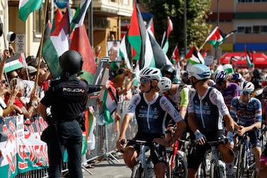 Varios ciclistas ante la protesta en apoyo al pueblo palestino antes del comienzo de la etapa 13 de la Vuelta Ciclista a España 2025.