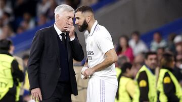 Ancelotti habla con Benzema.