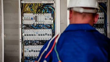 Cuánto cobra un electricista en España: este es el sueldo y los requisitos para trabajar en el sector