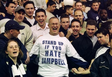 Canterano y capitán del Tottenham, Campbell se fue gratis al Arsenal en 2001, algo imperdonable para los ‘Spurs’. Por ello y desde entonces, en White Hart Lane lo recibían con un amplio repertorio de insultos y con pancartas ofensivas. El defensor terminaría siendo una leyenda de los ‘Gunners’, a pesar de su pasado ´Lilywhite’.
