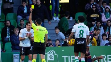 Sangalli, del Racing, con tarjeta amarilla.
