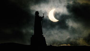 La estatua del misionero luterano danés-noruego Hans Egede se recorta durante un eclipse solar parcial.