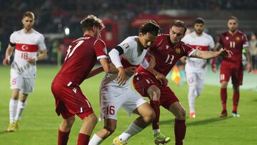 Enes Ünal disputa un balón en el partido que jugó con su selección ante Armenia.