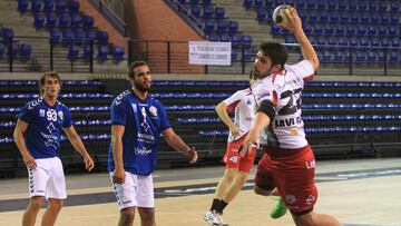 El pivote Javi García, del Naturhouse, logrando un gol en un ensayo.