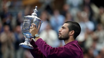 Carlos Alcaraz muestra el trofeo del US Open al público de Nueva York.