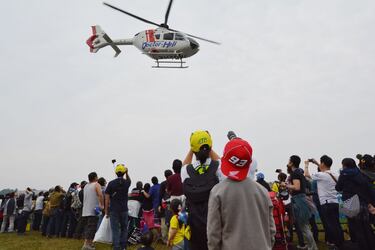 Visto con perspectiva, quedó en una simple anécdota, pero en su momento generó zozobra e hizo peligrar seriamente el GP de Japón del año 2013. Y es que la niebla impedía que los helicópteros pudieran volar, con lo que no se podía contar con el imprescindible helicóptero en el que se evacúa a los pilotos en caso de accidente grave. Eso provocó que la jornada del viernes se fuera al limbo, sin ninguna salida a pista, que se retrasara la del sábado con un solo libre más la calificación y que el domingo salieran a correr sin la disputa del cásico warm up de primera hora. Pero hubo carreras en otra jornada con triplete español (Jorge Lorenzo, Pol Espargaró, que se coronó campeón ese día, y Álex Márquez).
