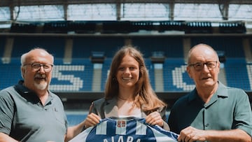 Aiara Agirrezabala, posando con su camiseta, con el número 24, tras renovar con la Real Sociedad.