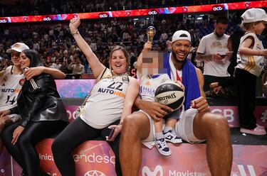 Walter Tavares muestra su alegria tras conquistar la Copa del Rey en Málaga.