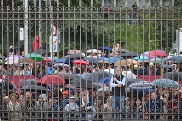 Decenas de personas esperan la salida de la procesión de Nuestro Padre Jesús del Amor ‘La Borriquita’ el Domingo de Ramos en Madrid. La procesión, sale de la Catedral de la Almudena y culmina en la parroquia de San Ildefonso.