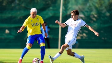 Ontiveros junto a Pau Prim en el encuentro que enfrentaba al Cádiz CF y al Al-Sadd en el Estepona Football Center.