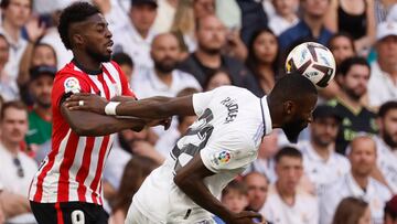 MADRID, 04/06/2023.- El defensa alemán del Real Madrid, Antonio Rudiger (d), disputa el balón ante el delantero del Athletic Club, Iñaki Williams, durante el encuentro correspondiente a la última jornada de primera división que disputan hoy domingo en el estadio Santiago Bernabéu, en Madrid. EFE / Daniel González.