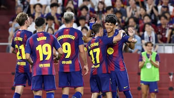 KOBE (JAPÓN), 27/07/2025.- El delantero del Barcelona Pedro Ferna´ndez Sarmiento (d) celebra con sus compañeros tras anotar el tercer gol del equipo este domingo, durante el partido amistoso que disputan el Vissel Kobe y el FC Barcelona, en el Noevir Stadium Kobe (Japón). EFE/ Buddhika Weerasinghe