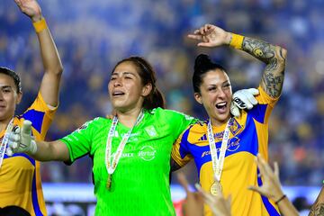 Aurora Santiago y Jennifer Hermoso celebrando el título.