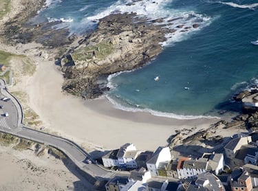 Esta coqueta playa de 250 metros tiene arena blanca y un oleaje moderado. Está situada en un entorno urbano con lo que cuenta con todos los servicios.