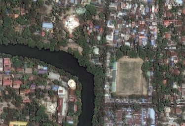 Una imagen satelital muestra un campo deportivo y pagodas en Mandalay, Myanmar.