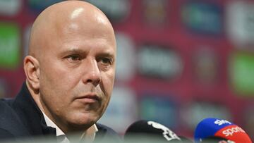 El director técnico neerlandés rememoró las ocasiones donde el gigante del fútbol mundial intentó llevarse al capitán de los Reds y este se negó.