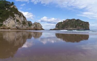 Situada en la desembocadura del río Cabra, es el límite costero entre Llanes y Ribadedeva. La Franca es una playa con forma triangular, de arena blanca, oleaje moderado y entorno semiurbano que dispone de todos los servicios. En bajamar conecta con otras caliccwin247.como El Oso, El Viveru y Regorgueru.