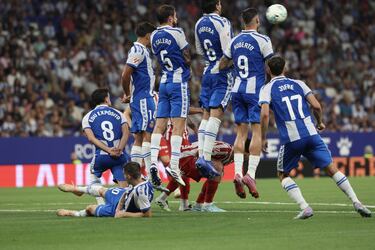 0-1. El delantero argentino ejecuta una falta perfecta, superando la barrera, la estirada de Marko Dmitrovic y colocando el balón en la escuadra de la portería perica.