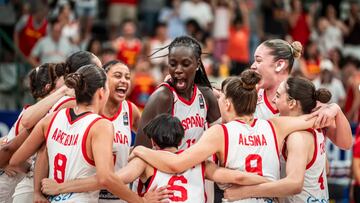 La Selección española Sub-18 celebra la victoria ante Serbia en las semifinales del Eurobasket Sub-18 femenino.