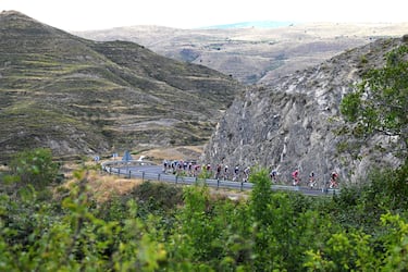 Vista general del pelotón durante la novena etapa de La Vuelta a España 2025.