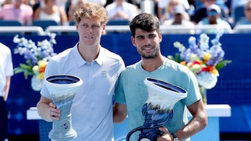 Jannik Sinner y Carlos Alcaraz, en la entrega de trofeos del Cincinnati Open.
