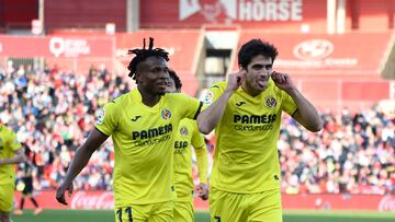 ALMERIA 04/03/2023.- El delantero del Villarreal Gerard Moreno (d) celebra su primer gol junto a su compañero Samu Chukwueze durante el partido de LaLiga entre el Almería y el Villarreal, celebrado este sábado en Power Horse Stadium de Almería. EFE / Carlos Barba