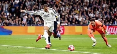 3-0. El portero del Salzburgo, Janis Blaswich, se lía con el control del balón en el área pequeña y Kylian Mbappé atento, le roba la posesión y marca a placer el tercero del conjunto blanco.