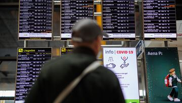 Un hombre con mascarilla observa los paneles informativos de las salidas de los vuelos en el aeropuerto Adolfo Suárez Madrid-Barajas, a 30 de diciembre de 2022, en Madrid (España). La red de aeropuertos de Aena prevé operar un total de 81.643 vuelos en España entre el 25 de diciembre y el 10 de enero, una cifra muy cercana a las 84.462 operaciones alcanzadas en 2019, según los datos facilitados a Europa Press por el gestor aeroportuario. Para el 31 de diciembre se contabilizarán 4.107 operaciones en España y el 1 de enero habrá 4.183 vuelos. Sólo en Barajas las operaciones en la campaña de Navidad serán más de 17.000.
30 DICIEMBRE 2022;TRASNPORTE;AVIACIÓN;VOLAR;VIAJAR;VACACIONES;NAVIDAD;VACACIONES DE NAVIDAD;DESPLAZAMIENTOS;AÉREA;TRANSPORTE AÉREO;SALIDAS;COVID;COVID-19;COVID 19;MASCARILLA
Alejandro Martínez Vélez / Europa Press
30/12/2022