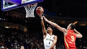 El alemán Maodo Lo entra a canasta ante la defensa del montenegrino Marko Simonovic.