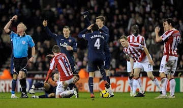 El centrocampista galés sufrió una escalofriante fractura de tibia y peroné en la pierna derecha tras una dura entrada de Ryan Shawcross durante un partido ante el Stoke City. Ramsey fue operado de inmediato y estuvo fuera de los terrenos de juego durante 9 meses. Su regreso fue progresivo, con cesiones al Nottingham Forest y al Cardiff para recuperar ritmo antes de consolidarse nuevamente en el Arsenal.