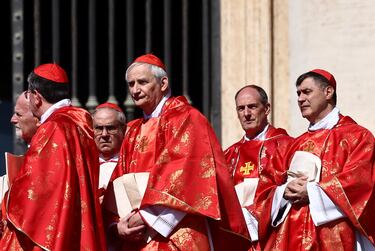 El cardenal Matteo Zuppi asiste a la misa funeral del Papa Francisco en la Plaza de San Pedro del Vaticano.