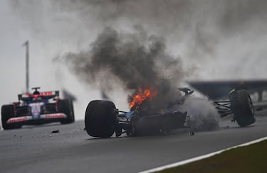 La FP3 del GP de Países Bajos de Fórmula 1 2024 se detuvo con bandera roja tras un brutal accidente de Logan Sargeant con el Williams. Logan Sargeant perdió el control de su coche en la curva 4, pisando la hierba de la parte derecha y saliendo disparado y muy rápido contra el muro.