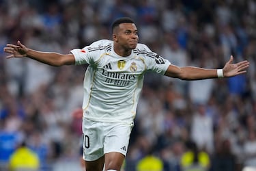 El delantero francés del Real Madrid anota desde los once metros el decisivo penalti que él mismo provoca para dar la victoria al conjunto blanco contra el Osasuna.