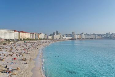 Situada en La Coruña, esta playa en forma de concha es una de las más famosas de nuestro país. Su paseo marítimo es uno de los centros turísticos de la ciudad y es una opción estupenda para pasar el día en familia.