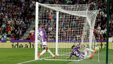 2-4. Ángel Correa se interna en el área y en la asistencia a Memphis Depay, el defensa pucelano, Joaquín Fernández, mete el pie bate a su compañero Masip.