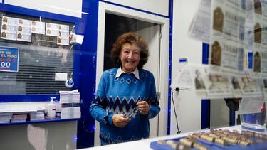 Una empleada de la administración situada en la calle Gran Vía celebra que ha vendido parte del número 5490 correspondiente al 'Gordo' del Sorteo Extraordinario de la Lotería de Navidad, a 22 de diciembre de 2022.