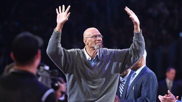 Abdul-Jabbar saluda al público