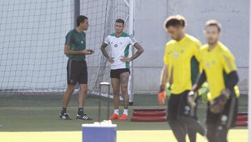 Sanabria dialoga con Poyet en un entrenamiento.