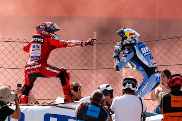  Los hermanos Márquez celebran su primer y segundo puesto en el Gran Premio de Cataluña.
