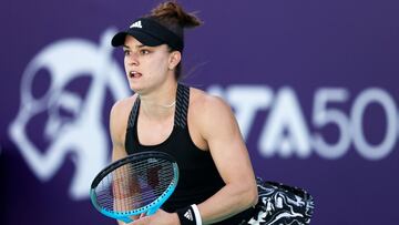 Maria Sakkari devuelve una bola ante Sofia Kenin durante su partido de cuartos de final del Abu Dhabi WTA Women's Tennis Open en el Zayed Sports City de Abu Dabi, Emiratos Árabes Unidos.