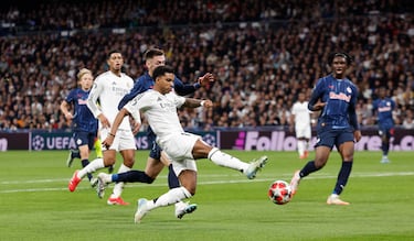 1-0.  Contraataque de Vinicius, centra desde la izquierda al balcón del área, no llega Bellingham en su desmarque pero sí aborda el balón Rodrygo, que con su pierna izquierda, cruza el esférico superando a Janis Blaswich.